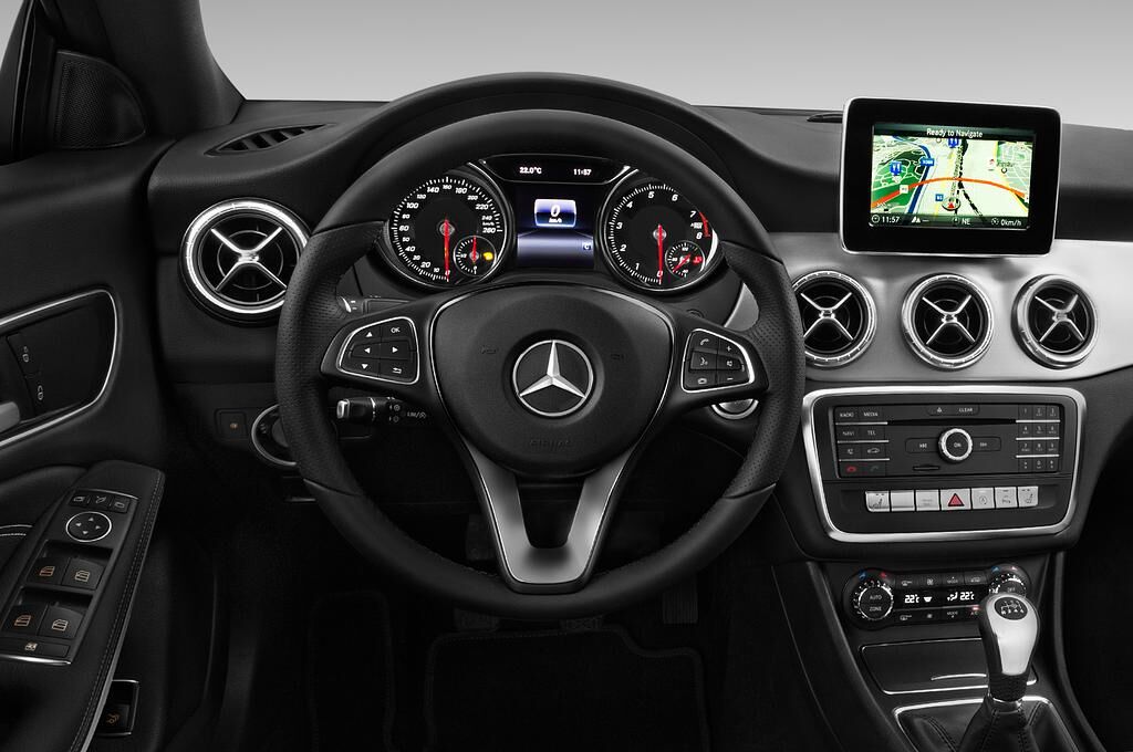 Mercedes CLA Coupe (Baujahr 2018) Urban 4 Türen Lenkrad