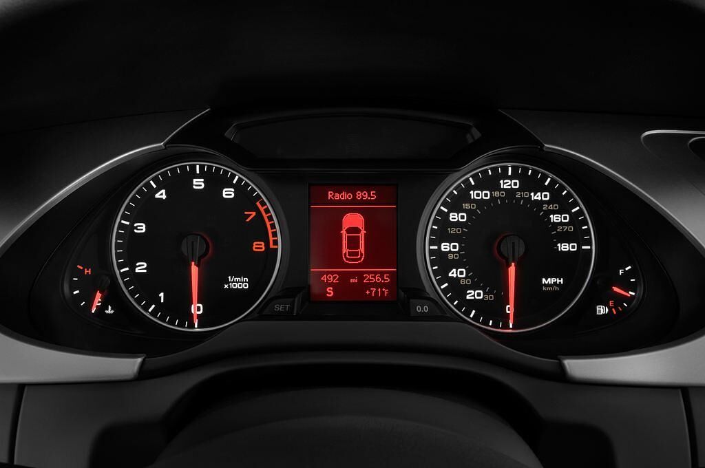 Audi A4 (Baujahr 2010) Ambition 4 Türen Tacho und Fahrerinstrumente