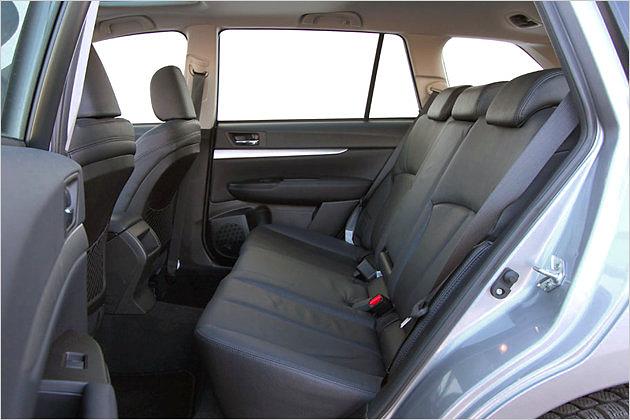 Das Platzangebot in der hinteren Reihen liegt auf Oberklasse-Niveau