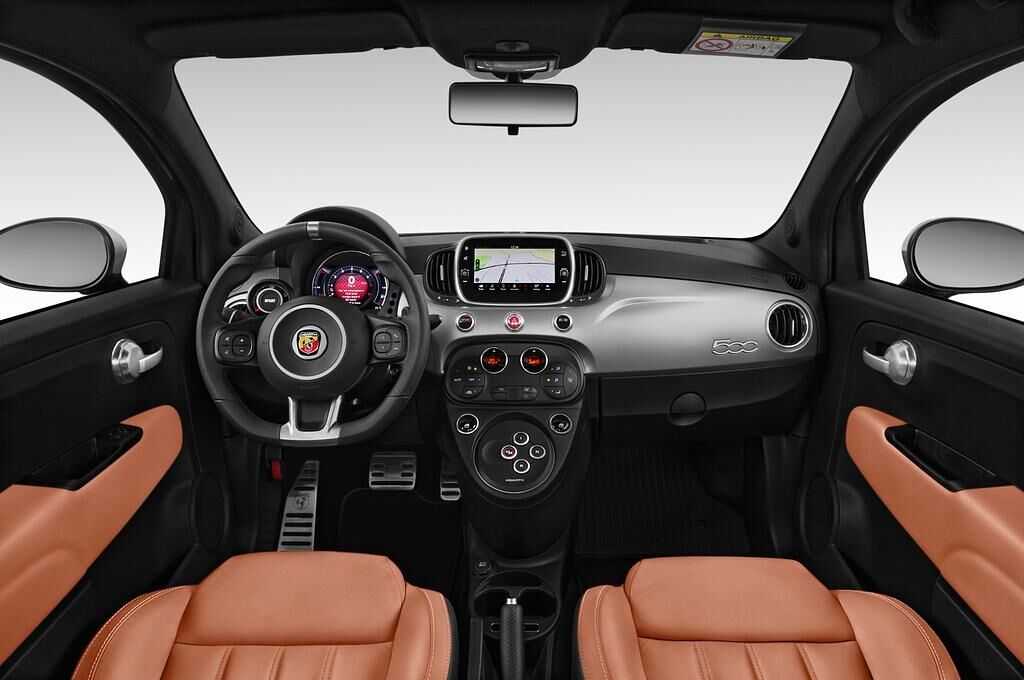 Abarth 595 (Baujahr 2018) Turismo 3 Türen Cockpit und Innenraum