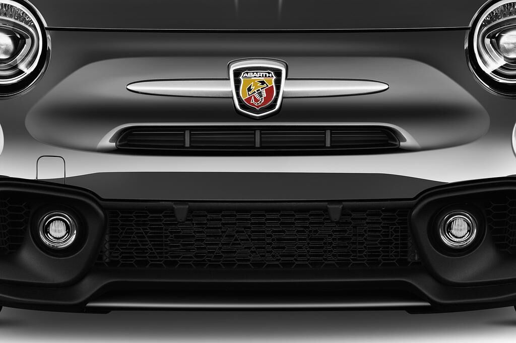 Abarth 595 (Baujahr 2018) Turismo 3 Türen Kühlergrill und Scheinwerfer