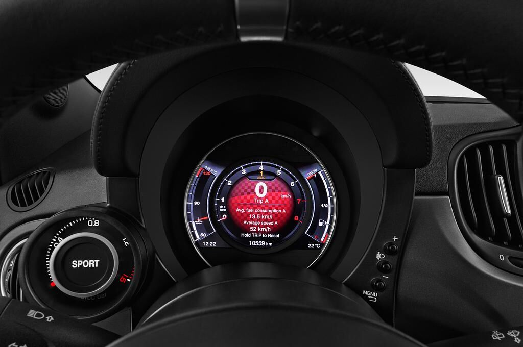 Abarth 595 (Baujahr 2018) Turismo 3 Türen Tacho und Fahrerinstrumente