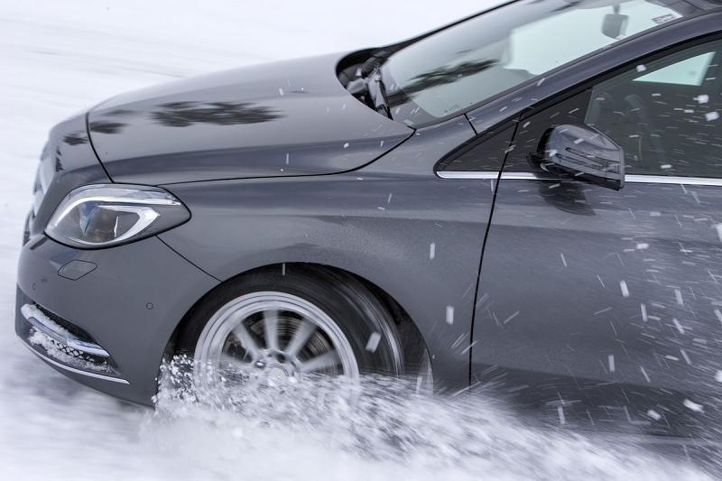 Auch bei rutschigen Verhältnissen kommt der Mercedes-Benz B220 4matic gut klar