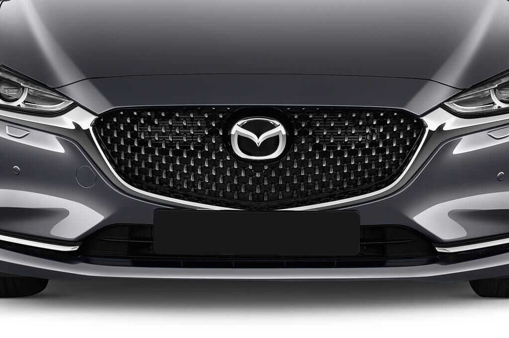 Mazda Mazda6 (Baujahr 2018) Sports Line 4 Türen Kühlergrill und Scheinwerfer