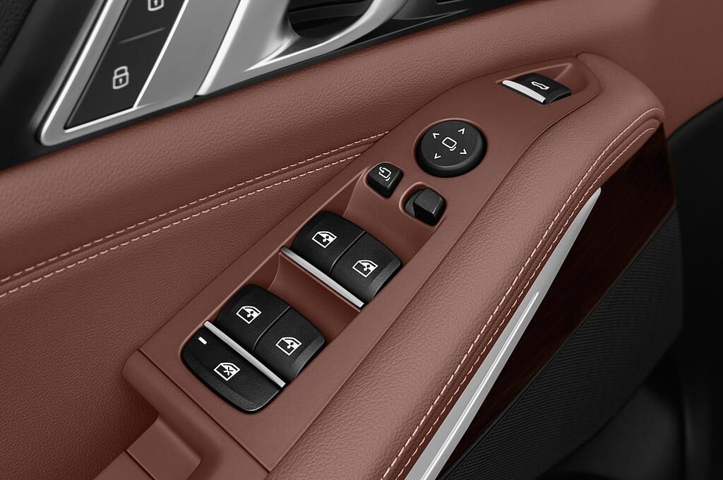 BMW X5 (Baujahr 2019) xLine 5 Türen Bedienungselemente Tür