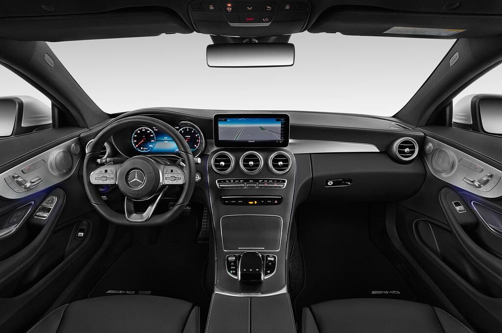 Mercedes C Class (Baujahr 2019) AMG Line 2 Türen Cockpit und Innenraum