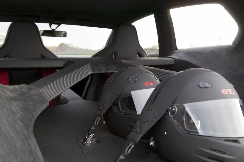 Statt Rückbank liegen zwei Helme bereit