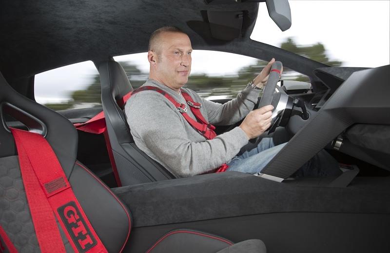 Der VW Design Vision GTI lenkt schnell und zackig ein