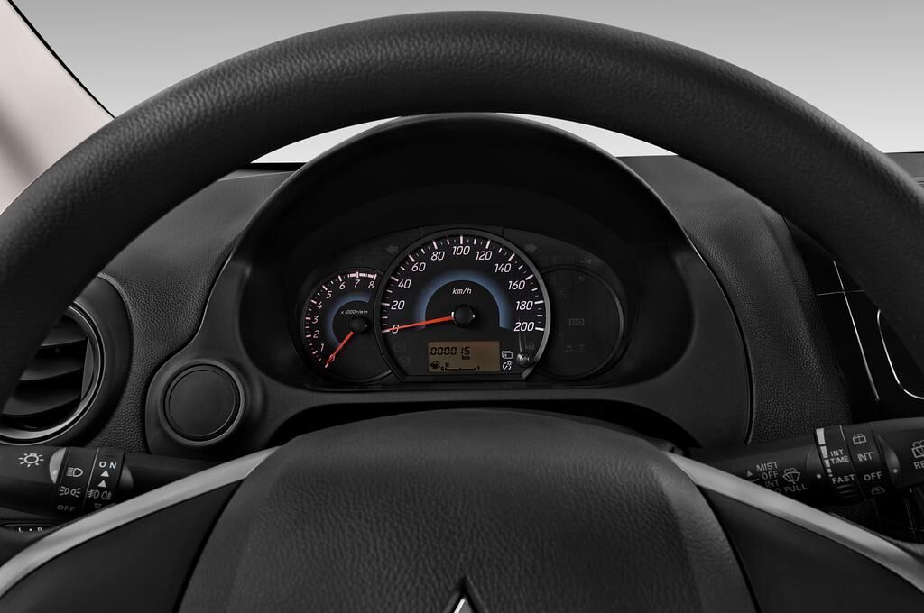Mitsubishi Space Star (Baujahr 2019) Diamant Editionen 5 Türen Tacho und Fahrerinstrumente