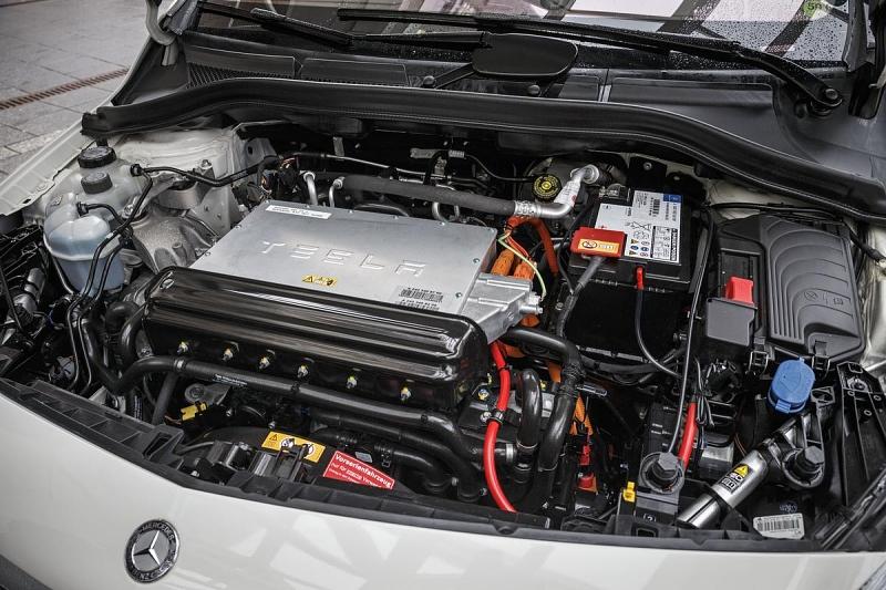 Mercedes-Benz B-Klasse Electric Drive: Noch steht Tesla auf der Motorabdeckung. Die Amerikaner liefern den Antriebsstrang