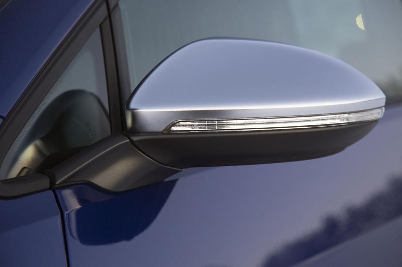 Die Außenspiegel haben zweifarbige Kappen