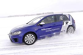 Stars gehen mit dem neuen Golf R aufs Eis