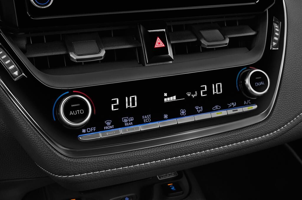 Toyota Corolla (Baujahr 2019) Hybrid Lounge 5 Türen Temperatur und Klimaanlage