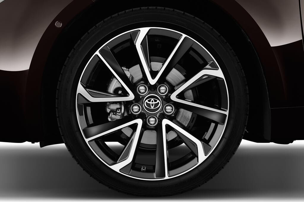 Toyota Corolla (Baujahr 2019) Hybrid Lounge 5 Türen Reifen und Felge