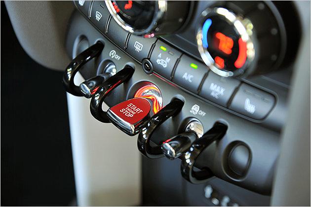 Der Motor wird nun mit einem roten Kippschalter in der Mittelkonsole gestartet