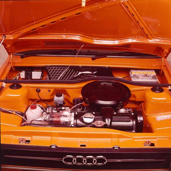 Der Motorraum des Audi 50 GL von 1974.