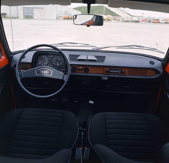 Das Cockpit des Audi 50 GL von 1974.
