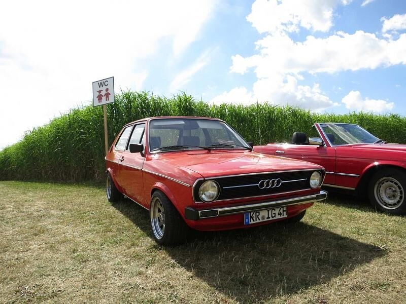 Ein Audi 50 LS bei der Oldtimerveranstaltung auf Schloss Dyck 2013.
