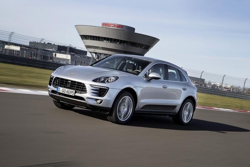 Der Porsche Macan S Diesel liegt satt auf der Straße