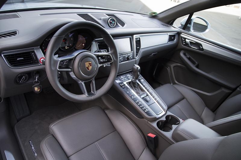 Die wuchtige Mittelkonsole engt das Raumgefühl vorne ein