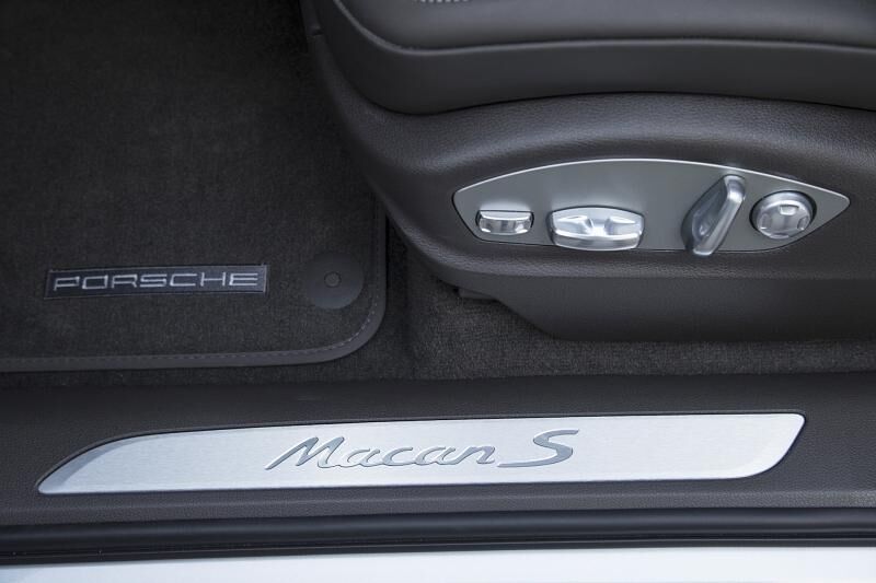 Der Namen des Macan ziert die Einstiegsleiste