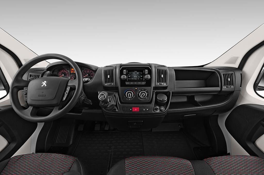 Peugeot Boxer (Baujahr 2019) - 4 Türen Cockpit und Innenraum