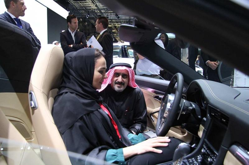 Eine der drei Ehefrauen des Emir von Katar im Porsche 911 Targa.