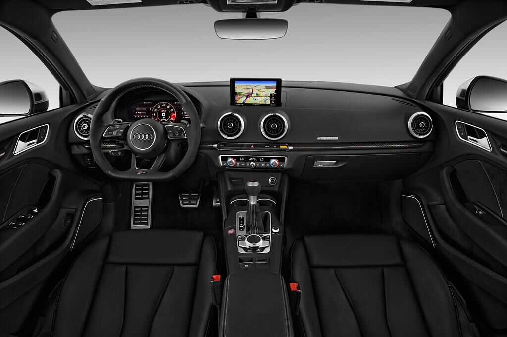 Audi RS 3 (Baujahr 2019) - 4 Türen Cockpit und Innenraum