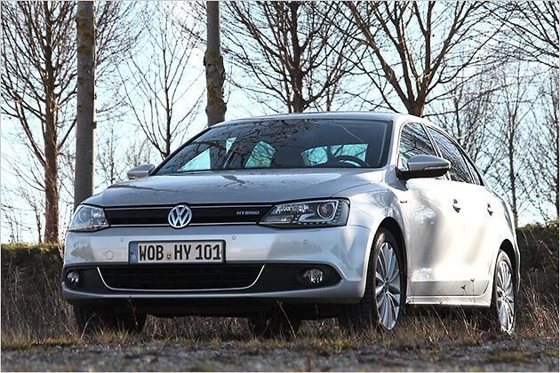 Das markanteste Detail an der Frontpartie ist die schwarze Kühlermaske zwischen den Scheinwerfern