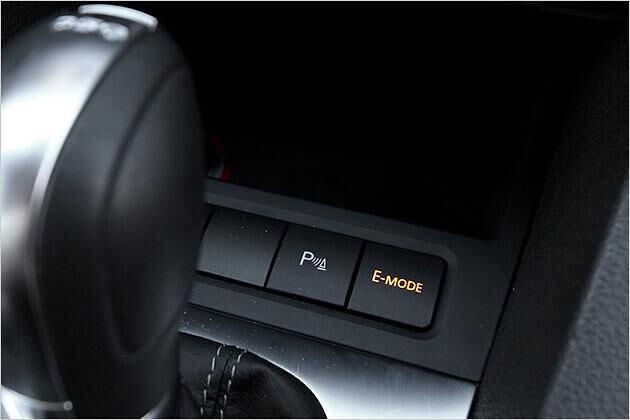 Per Knopfdruck lässt sich das rein elektrische Fahren erzwingen, mehr als zwei Kilometer sind aber nicht drin