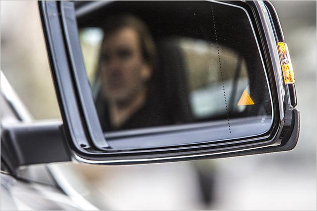 Die Außenspiegel sind für ein SUV recht klein. Das Dreiecks-Symbol des Totwinkel-Warners ist wohl den meisten Autofahrern bekannt