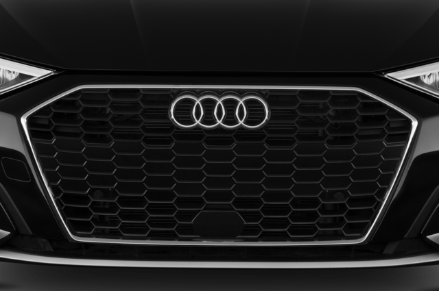 Audi A3 Sportback (Baujahr 2023) Advanced 5 Türen Kühlergrill und Scheinwerfer