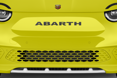 Abarth 500e (Baujahr 2023) Turismo 3 Türen Kühlergrill und Scheinwerfer