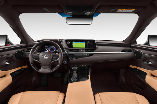 Lexus ES (Baujahr 2019) Luxury Line 4 Türen Cockpit und Innenraum