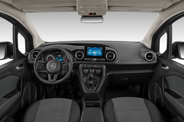 Mercedes Citan Tourer (Baujahr 2022) Pro 5 Türen Cockpit und Innenraum