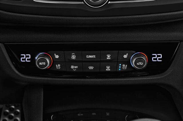 Opel Insignia Sports Tourer (Baujahr 2018) Ultimate Exclusive 5 Türen Temperatur und Klimaanlage