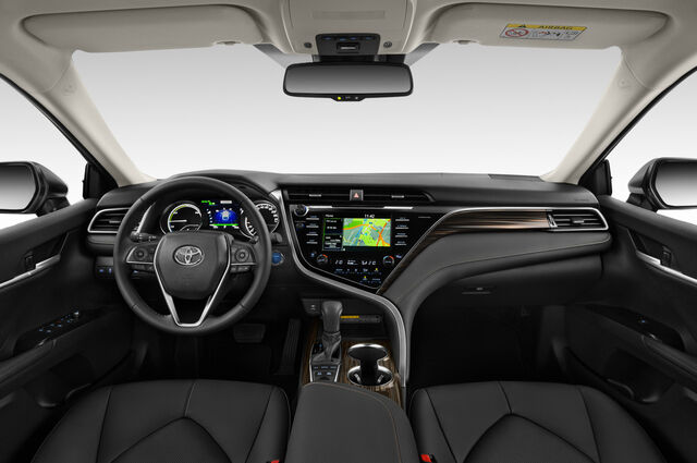 Toyota Camry (Baujahr 2019) Executive 4 Türen Cockpit und Innenraum