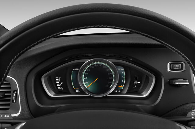 Volvo V40 (Baujahr 2018) R-Design 5 Türen Tacho und Fahrerinstrumente