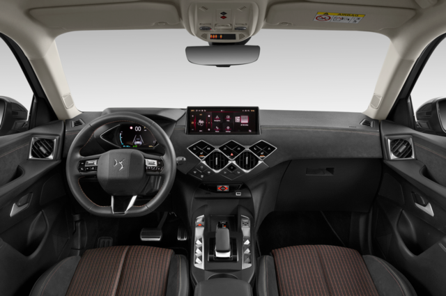 DS DS 3 (Baujahr 2023) EV Performance Line 5 Türen Cockpit und Innenraum