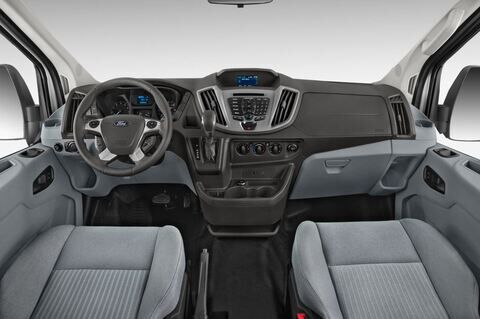 Ford Transit (Baujahr 2015) Basis L2H2 4 Türen Cockpit und Innenraum
