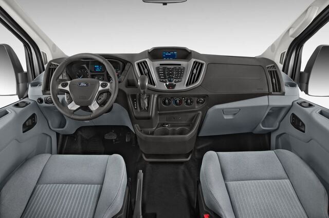 Ford Transit (Baujahr 2015) Basis L2H2 4 Türen Cockpit und Innenraum