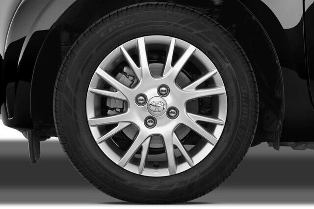Toyota IQ (Baujahr 2010) + 3 Türen Reifen und Felge