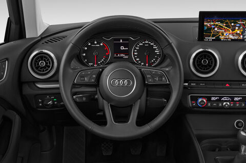 Audi A3 Sportback (Baujahr 2019) Sport 5 Türen Lenkrad