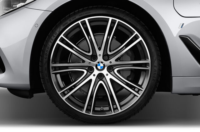 BMW 5 Series Plug-In Hybrid (Baujahr 2018) Sport Line 4 Türen Reifen und Felge