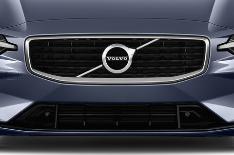 Volvo S60 (Baujahr 2019) R-Design 4 Türen Kühlergrill und Scheinwerfer