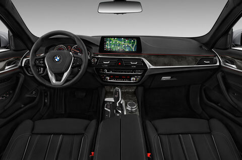 BMW 5 Series (Baujahr 2018) Sport 4 Türen Cockpit und Innenraum