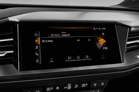 Audi Q4 e-tron (Baujahr 2022) EV S Line 5 Türen Radio und Infotainmentsystem