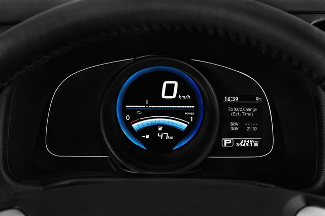 Nissan E-NV200 Evalia (Baujahr 2016) Tekna 5 Türen Tacho und Fahrerinstrumente