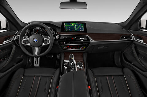 BMW 5 Series (Baujahr 2019) M Sport 4 Türen Cockpit und Innenraum