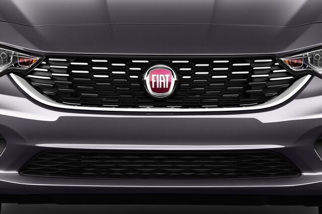 FIAT Tipo (Baujahr 2016) Lounge 5 Türen Kühlergrill und Scheinwerfer